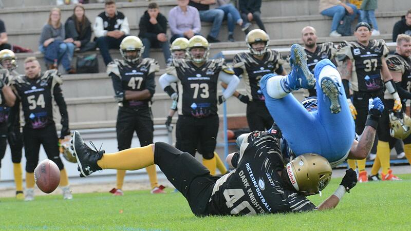 Jonas Weing&auml;rtner (unten) wird hier als Runninback bei den Dark Knights M&uuml;nnerstadt getackelt und verliert sogar den Ball.