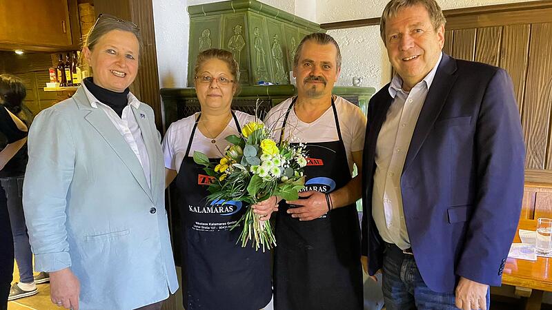 Bürgermeisterin Ruth Frank (links) und Jürgen Eisentraut (Amt für ländliche Entwicklung) begrüßen das Pächterehepaar Tzetana Stefanou und Leonardos Spyron.