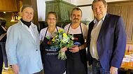 Bürgermeisterin Ruth Frank (links) und Jürgen Eisentraut (Amt für ländliche Entwicklung) begrüßen das Pächterehepaar Tzetana Stefanou und Leonardos Spyron. Bürgermeisterin Ruth Frank (links) und Jürgen Eisentraut (Amt für ländliche Entwicklung) begrüßen das Pächterehepaar Tzetana Stefanou und Leonardos Spyron.
