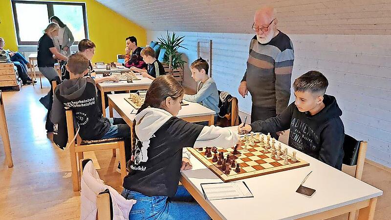 Die Jugendlichen des SV Römershag II bei ihrem ersten Ligaspiel im SVR-Heim in Römershag. Im Hintergrund als Beobachter: Abteilungsleiter Winfried Hehn.