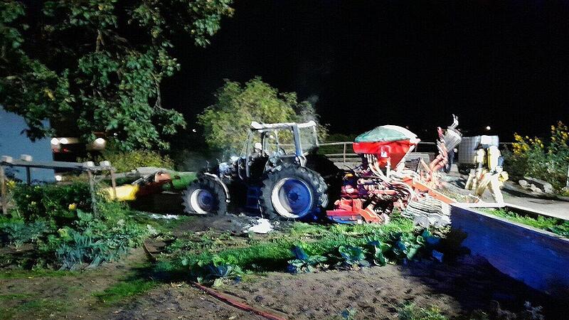 Feuerwehreinsatz in Bamberg-Gaustadt: Traktor komplett in Flammen Feuerwehreinsatz in Bamberg-Gaustadt: Traktor komplett in Flammen