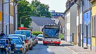 Wenn dem Bus künftig Radfahrer in der Erlichstraße entgegenkommen, wird es gefährlich, glauben die Anwohner.