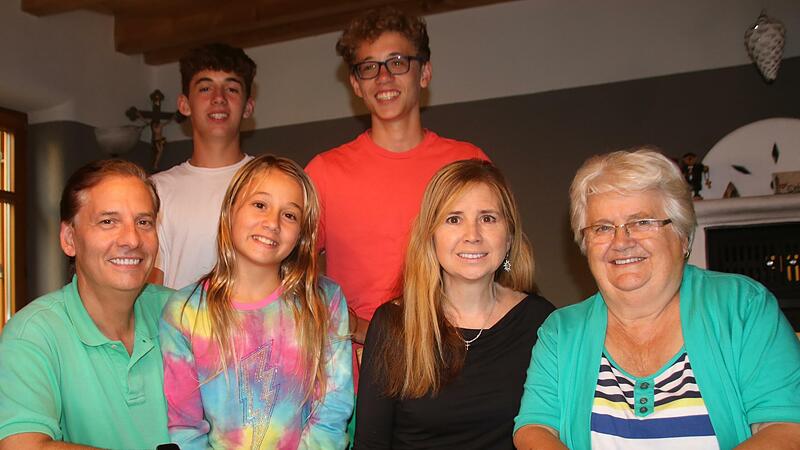 Justine Oddo (Zweite von rechts) mit ihrem Mann Josef, ihrer Tante Eva, der Schwester ihrer Mutter, sowie mit ihren Kindern Heidi, Winston und Olivier