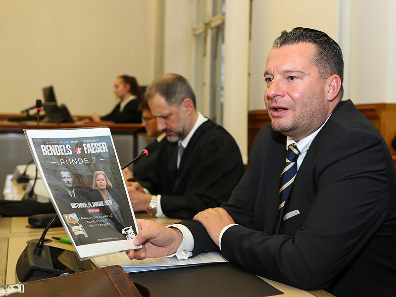 David Bendels mit seinen beiden Rechtsanw&auml;lten Michael Baitinger aus R&uuml;sselsheim und Peter Richter aus Saarbr&uuml;cken.