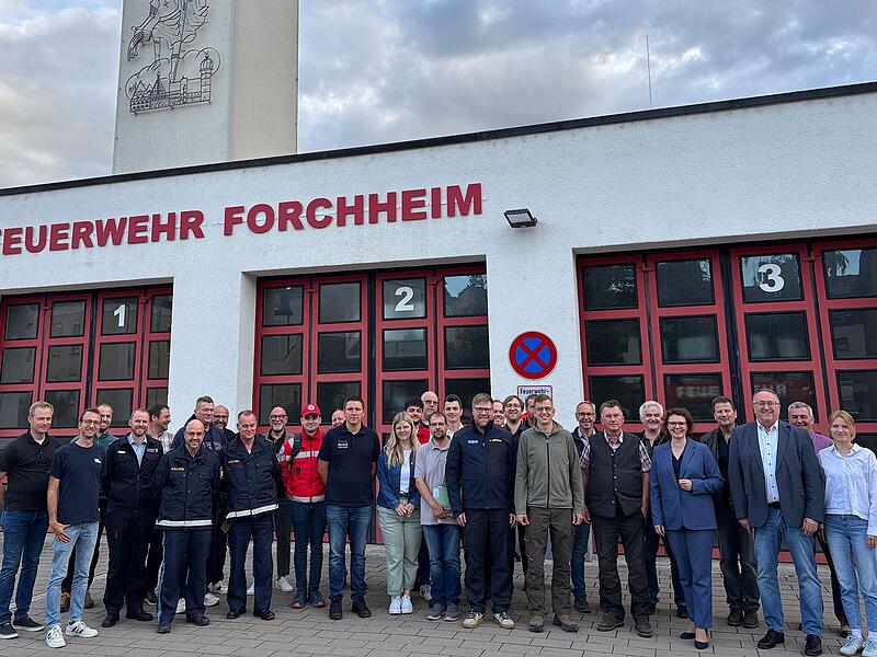 Im Feuerwehrhaus in der Egloffsteinstra&szlig;e in Forchheim trafen sich lokale Vertreter der Einsatzkr&auml;fte, der Fachbeh&ouml;rden und weitere Fachleute.
