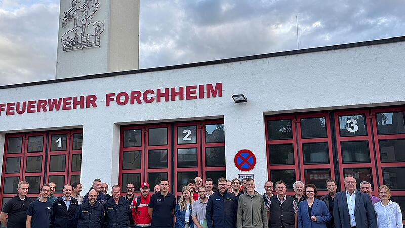 Im Feuerwehrhaus in der Egloffsteinstraße in Forchheim trafen sich lokale Vertreter der Einsatzkräfte, der Fachbehörden und weitere Fachleute. Im Feuerwehrhaus in der Egloffsteinstraße in Forchheim trafen sich lokale Vertreter der Einsatzkräfte, der Fachbehörden und weitere Fachleute.