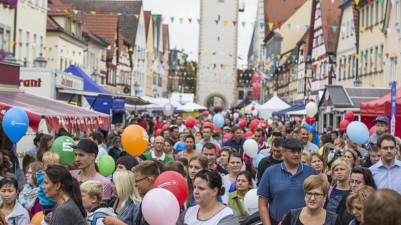 Endlich wieder Feste, die kein Maskenball sind: Das Ha&szlig;furter Stra&szlig;enfest lebt vom ausgelassenen Gedr&auml;nge in der sch&ouml;n geschm&uuml;ckten Altstadt.