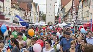 Endlich wieder Feste, die kein Maskenball sind: Das Haßfurter Straßenfest lebt vom ausgelassenen Gedränge in der schön geschmückten Altstadt. Endlich wieder Feste, die kein Maskenball sind: Das Haßfurter Straßenfest lebt vom ausgelassenen Gedränge in der schön geschmückten Altstadt.