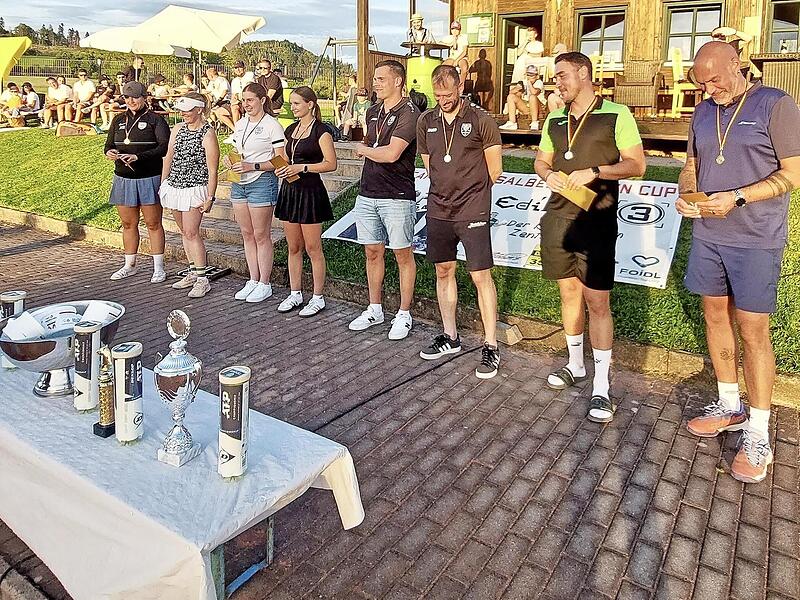 Dank großzügiger Sponsoren wurden die Finalteilnehmer des Pferdesalben-Cups reich beschenkt. Linda Blumenröther und Stefan Scheiblich sicherten sich den goldenen Hengst, die traditionelle Siegertrophäe des Tennisturniers.