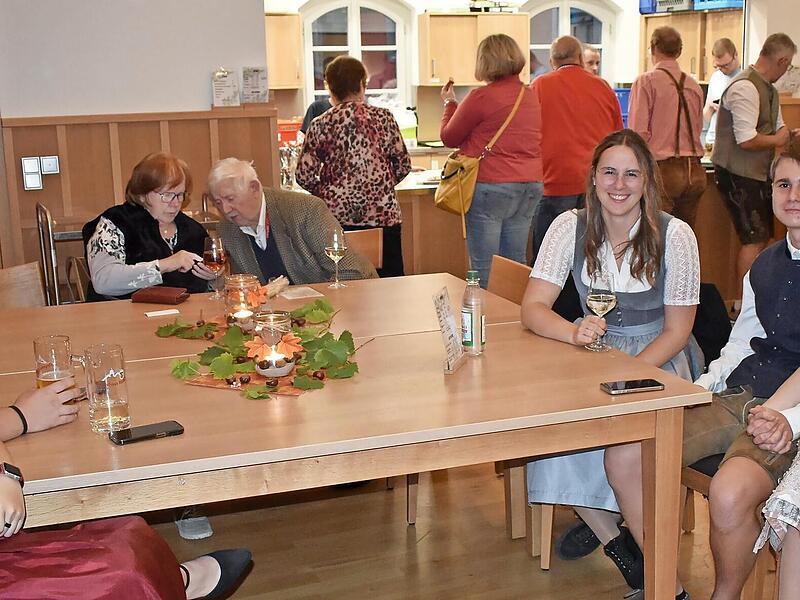 Viele Besucher des Weinfestes waren fesch und zum Thema passend gekleidet.