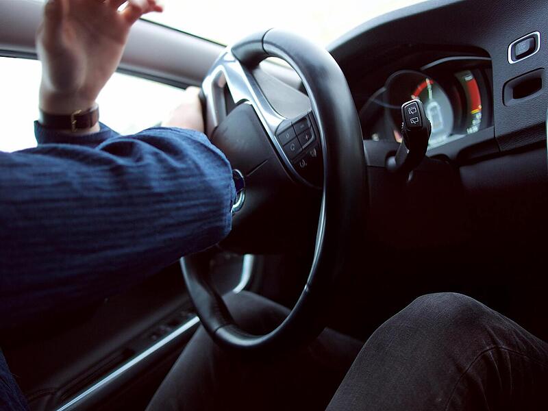 Ausweichmanöver Symbolbild Ausweichen Gegenfahrbahn Reaktion Auto Unfall