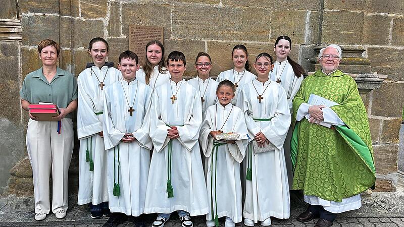 Lektorin Susanne Gehringer,Ministranten (es fehlt Elena Kropp, Pfarrer Zettelmaier i.R. (von links) Lektorin Susanne Gehringer,Ministranten (es fehlt Elena Kropp, Pfarrer Zettelmaier i.R. (von links)