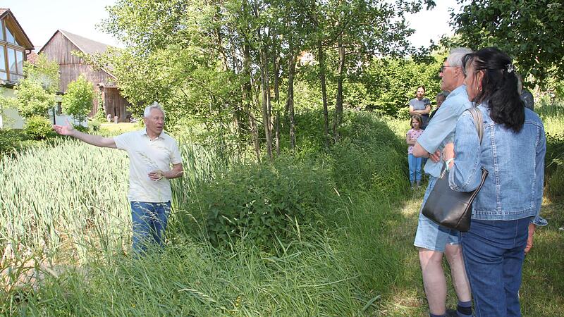 Rudi Steuer zeigt an einem Weiher den Standort des Turmh&uuml;gels, auf dem heute ein Privatanwesen steht.
