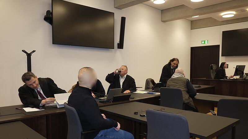 Zu einer Freiheitsstrafe in Höhe von fast zehn Jahren hat das Landgericht Nürnberg-Fürth den türkischstämmige Haupttäter im Vordergrund verurteilt. Der 59-jährige Kronzeuge im Hintergrund hat mit seinen Aussagen auch zur Ergreifung von zwei weiter... Zu einer Freiheitsstrafe in Höhe von fast zehn Jahren hat das Landgericht Nürnberg-Fürth den türkischstämmige Haupttäter im Vordergrund verurteilt. Der 59-jährige Kronzeuge im Hintergrund hat mit seinen Aussagen auch zur Ergreifung von zwei weiter...