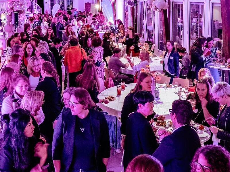 Vernetzen und unterst&uuml;tzen: Zum schoen.frau-Salon in der Orangerie kamen rund 150 Frauen.