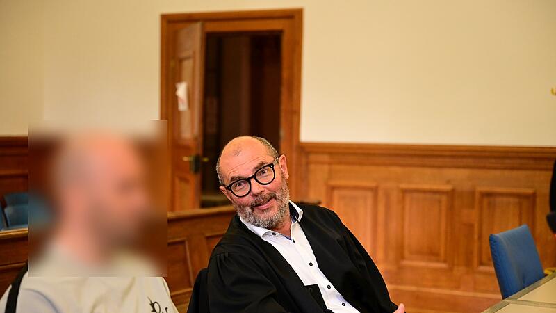 Der angeklagte Ehemann aus Lettland und sein Rechtsanwalt Dieter Widmann aus Bamberg