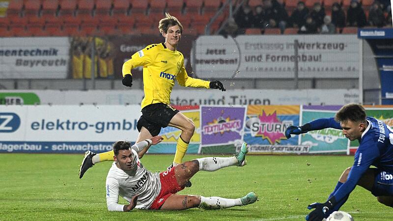 Levi Kraus (gelbes Trikot) brachte die Bayreuther nach acht Minuten in Führung. Der Aubstadter Torhüter Vladyslav Vertiei war machtlos.