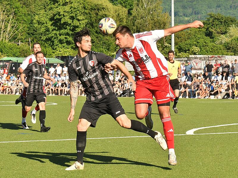Der FC Kronach um Philipp Schubert (links) bot den Staffelsteinern einen großen Kampf, musste sich trotzdem deutlich geschlagen geben. Der FC Kronach um Philipp Schubert (links) bot den Staffelsteinern einen großen Kampf, musste sich trotzdem deutlich geschlagen geben.