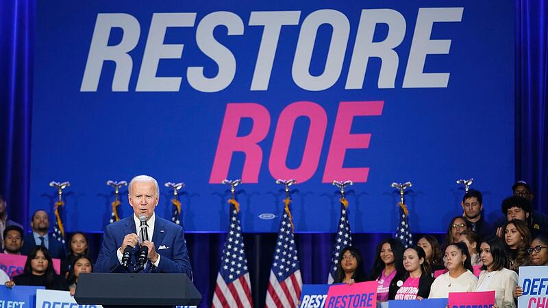 Im Kongresswahlkampf verspricht US-Pr&auml;sident Joe Biden, das Abtreibungsrecht k&uuml;nftig dauerhaft per Gesetz festzuschreiben, sollten seine Demokraten die notwendige Mehrheit gewinnen.