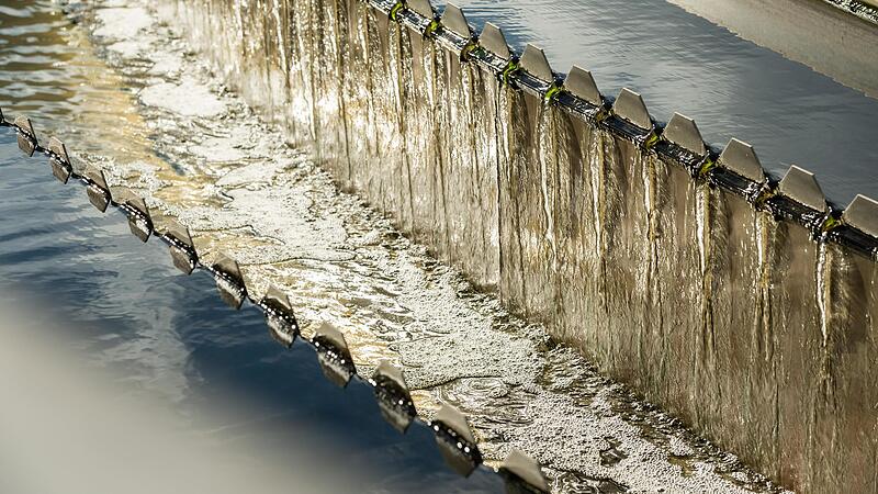 Gereinigtes Wasser im Kl&auml;rwerk l&auml;uft in der abschlie&szlig;enden letzten Reinigungsstufe im Nachkl&auml;rbecken in eine Rinne.Forchheim & Fr&auml;nkische Schweiz