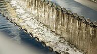 Gereinigtes Wasser im Kl&auml;rwerk l&auml;uft in der abschlie&szlig;enden letzten Reinigungsstufe im Nachkl&auml;rbecken in eine Rinne.Forchheim & Fr&auml;nkische Schweiz