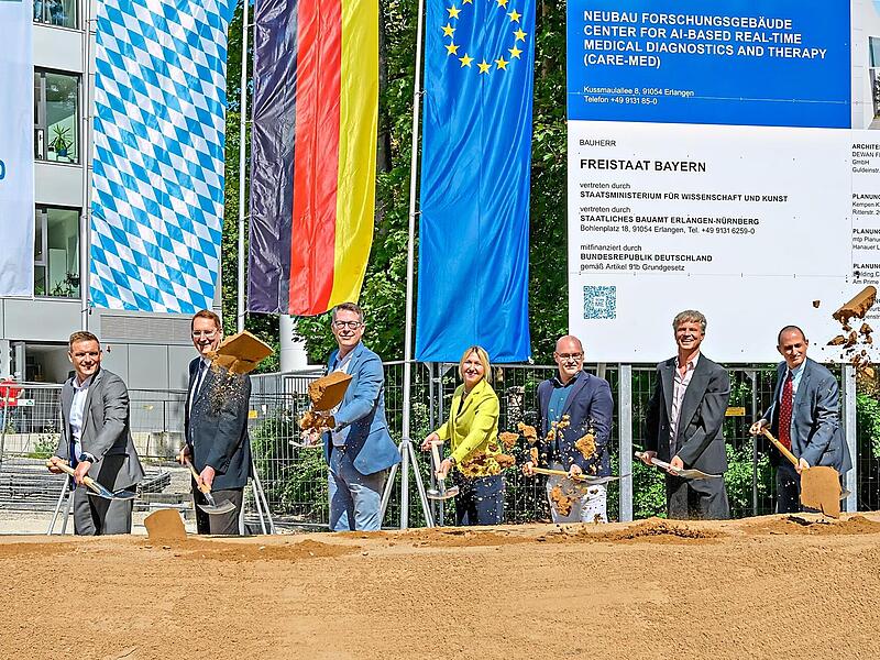 Baubeginn für Care-Med (v.l.): Prof. Heinrich Iro (Ärztlicher Direktor/Uniklinikum Erlangen), Jörg Volleth (Oberbürgermeister Erlangen), Prof. Markus F. Neurath (Dekan/Medizinische Fakultät), Markus Blume (Bayerischer Wissenschaftsminister), Silke... Baubeginn für Care-Med in Erlangen mit Vertreten aus Medizin und Politik um den Ärztlichen Direktor der Uniklinik Erlangen Heinrich Iro (links).