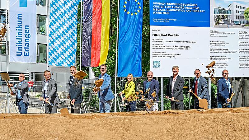 Baubeginn f&uuml;r Care-Med in Erlangen mit Vertreten aus Medizin und Politik um den &Auml;rztlichen Direktor der Uniklinik Erlangen Heinrich Iro (links).