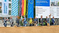 Baubeginn für Care-Med (v.l.): Prof. Heinrich Iro (Ärztlicher Direktor/Uniklinikum Erlangen), Jörg Volleth (Oberbürgermeister Erlangen), Prof. Markus F. Neurath (Dekan/Medizinische Fakultät), Markus Blume (Bayerischer Wissenschaftsminister), Silke... Baubeginn für Care-Med in Erlangen mit Vertreten aus Medizin und Politik um den Ärztlichen Direktor der Uniklinik Erlangen Heinrich Iro (links).