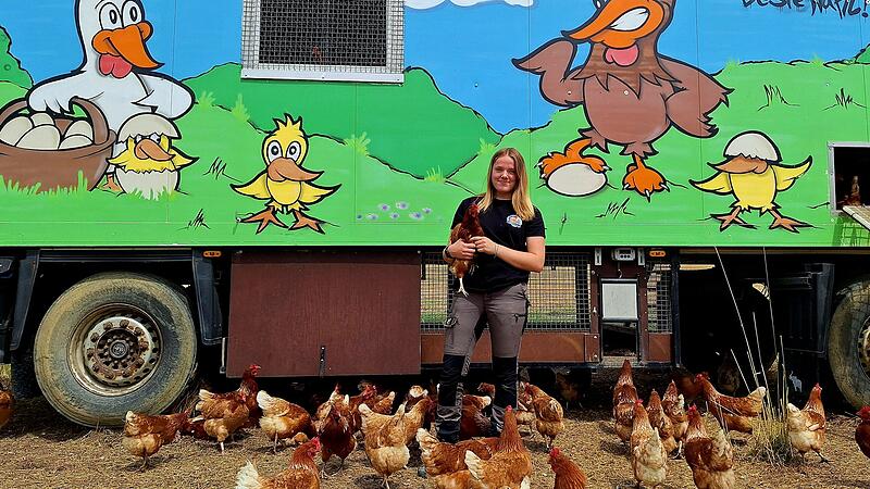 Vanessa Bleyer zwischen den vielen H&uuml;hner auf dem Grundst&uuml;ck am Ortsrand von Buttenheim.