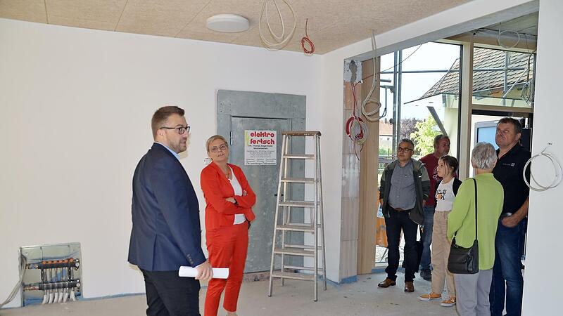 Steffen Kropp (l.) f&uuml;hrte die Besucher durch die Baustelle.