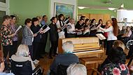 Der Volkschor Kronach trat unter der musikalischen Leitung von Daria Hnatiuk zur Freude der Bewohner im BRK- Seniorenheim auf.