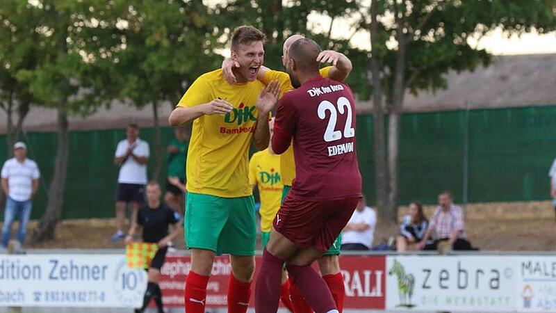 Riesige Freude bei der DJK Don Bosco nach dem Siegtreffer in der Nachspielzeit beim TSV Abtswind.