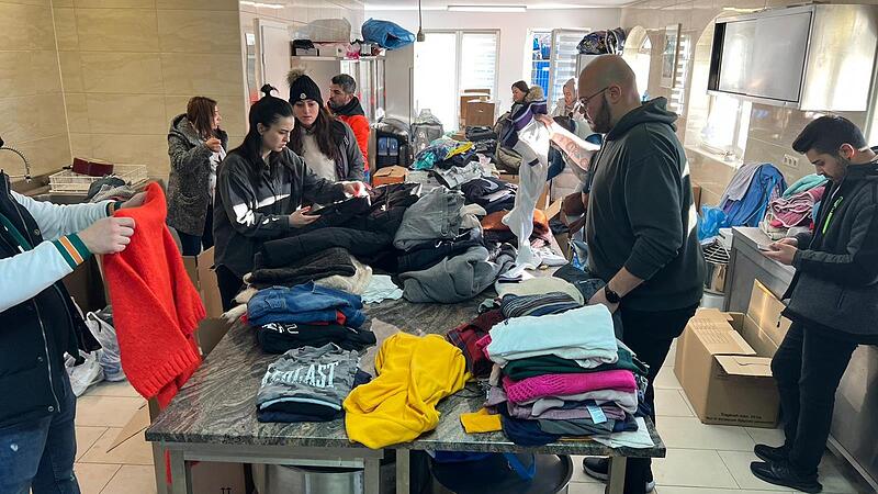 Überwältigend: Mit so vielen Sachspenden innerhalb kürzester Zeit hätten die Ehrenamtlichen in der Forchheimer Yunus Emre Moschee nicht gerechnet. Viele sind mit ihren Gedanken bei den Menschen in den Erdbebengebieten.Forchheim & Fränkische Schweiz