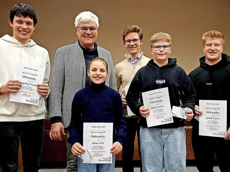 Sie wurden von B&uuml;rgermeister Bernhard Storath (2. v.l.) f&uuml;r besondere sportliche Leistungen ausgezeichnet: v.l. Raphael Zenk, Anna Zeis, Jakob Zenk, Julius Lurtz und Jakob Lurtz.