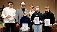 Sie wurden von B&uuml;rgermeister Bernhard Storath (2. v.l.) f&uuml;r besondere sportliche Leistungen ausgezeichnet: v.l. Raphael Zenk, Anna Zeis, Jakob Zenk, Julius Lurtz und Jakob Lurtz.