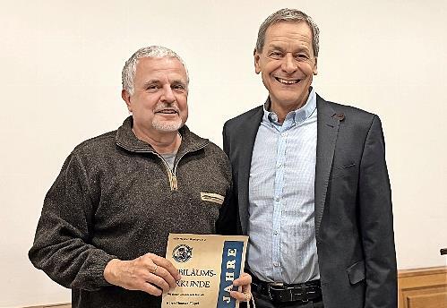 Für 60 Jahre Mitgliedschaft im WSV Neptun Bamberg wurde Thomas Flügel (li.) ausgezeichnet. Für 60 Jahre Mitgliedschaft im WSV Neptun Bamberg wurde Thomas Flügel (li.) ausgezeichnet.