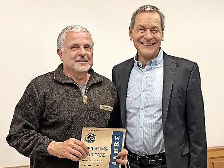 F&uuml;r 60 Jahre Mitgliedschaft im WSV Neptun Bamberg wurde Thomas Fl&uuml;gel (li.) ausgezeichnet.