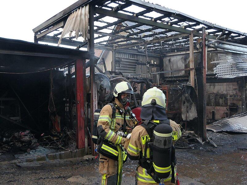 Werkstatt in Vollbrand: 70 Feuerwehrleute bekämpfen Brand in Riedbach Werkstatt in Vollbrand: 70 Feuerwehrleute bekämpfen Brand in Riedbach