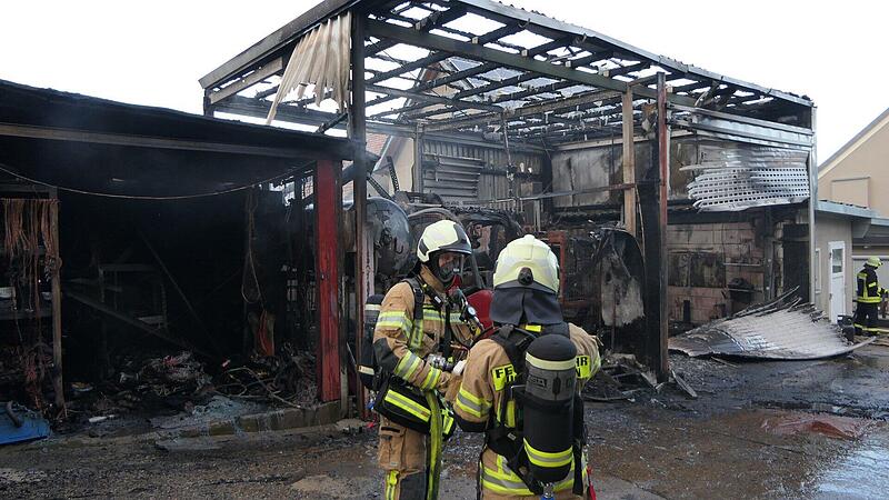 Werkstatt in Vollbrand: 70 Feuerwehrleute bekämpfen Brand in Riedbach Werkstatt in Vollbrand: 70 Feuerwehrleute bekämpfen Brand in Riedbach