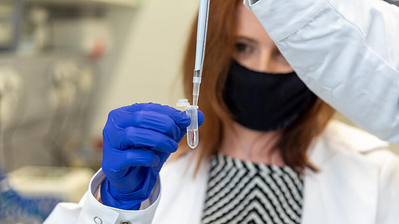 Ein Tropfen Blut genügt: Am neuen Max-Planck-Zentrum für Physik und Medizin soll Grundlagenforschung einmal dabei helfen, die Medizin zu revolutionieren.