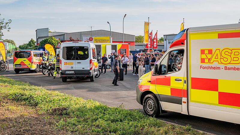 Die neu erworbenen Fahrzeuge werden zur Weihe auf den Hof gefahren. Im Hintergrund die neue mobile Sanit&auml;tsstation.Forchheim & Fr&auml;nkische Schweiz