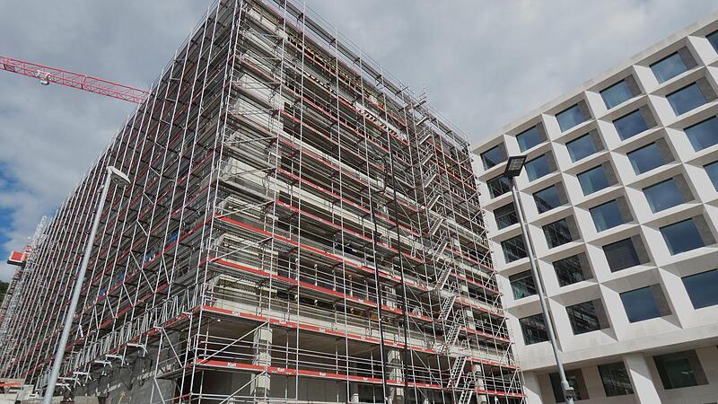 Am Donnerstag wird an diesem Erweiterungsbau, der gegenwärtig eingerüstet ist, Richtfest gefeiert. Am Donnerstag wird an diesem Erweiterungsbau, der gegenwärtig eingerüstet ist, Richtfest gefeiert.