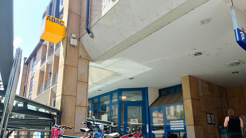 Während die ADAC-Geschäftsstelle in der Schützenstraße in Bamberg bereits seit über einem Jahr geschlossen ist, hängt das ADAC-Schild noch immer und sorgt so für Verwirrung.