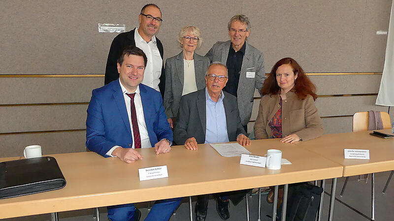 Vor der Tagung der ARGE GL: (hinten von links) Jürgen Markert, Geschäftsleiter von Oerlenbach, der  die Vorarbeiten in der Heglerhalle schulterte, Arge- Vorsitzende Dagmar Aberle und ARGE Geschäftsleiter Hans-Dieter Hahn, vorne. Oerlenbachs 2. Bürgermeister Benedikt Keßler, Emil Müller, der stellv. Landrat von Bad Kissingen und Referentin Jennifer Hölzlwimmer.