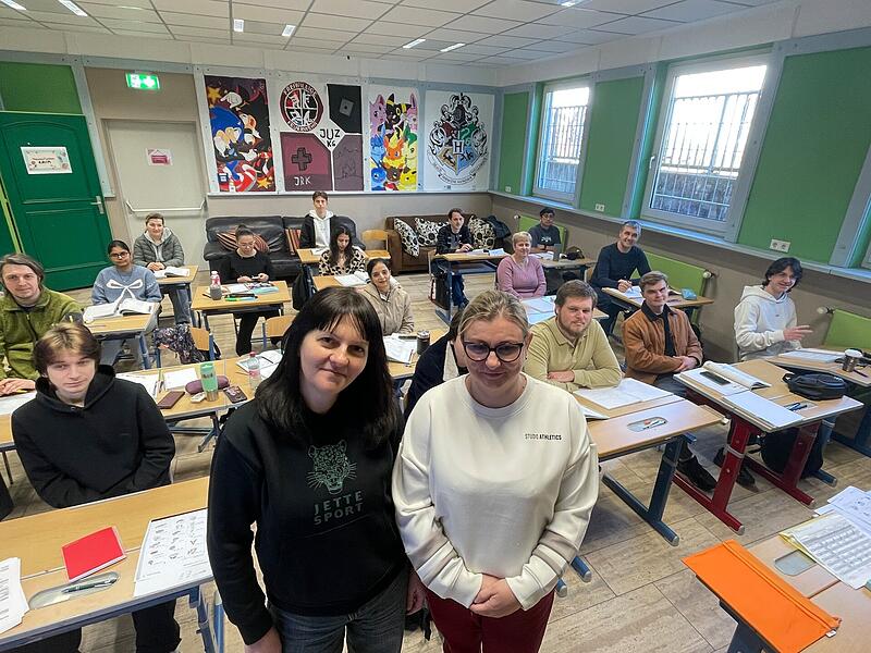 18 Teilnehmer und Teilnehmerinnen mit sechs verschiedenen Nationalit&auml;ten lernen bei einem Integrationskurs der Volkshochschule Bad Kissingen Deutsch. Die Ukrainerin Oksana (vorne links) und die Polin Justyna haben in zwei Wochen bereits gro&szlig;e Fortschritte gemacht.