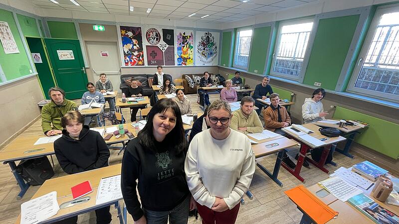 18 Teilnehmer und Teilnehmerinnen mit sechs verschiedenen Nationalit&auml;ten lernen bei einem Integrationskurs der Volkshochschule Bad Kissingen Deutsch. Die Ukrainerin Oksana (vorne links) und die Polin Justyna haben in zwei Wochen bereits gro&szlig;e Fortschritte gemacht.