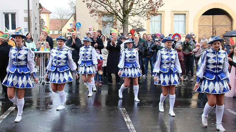 Die Elferratsgarde unterhält die Menge vor dem Rathaus mit mehreren Tanzeinlagen.