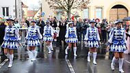 Die Elferratsgarde unterhält die Menge vor dem Rathaus mit mehreren Tanzeinlagen.