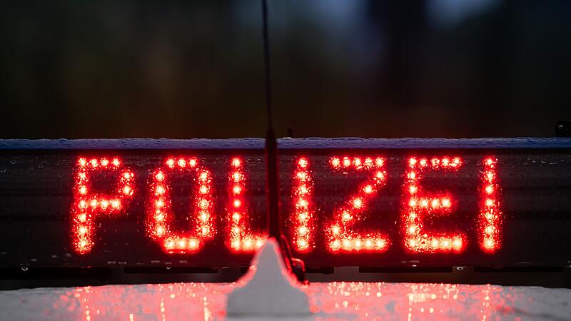 Der Schriftzug „Polizei“ auf einem Polizeiwagen. Der Schriftzug „Polizei“ auf einem Polizeiwagen.