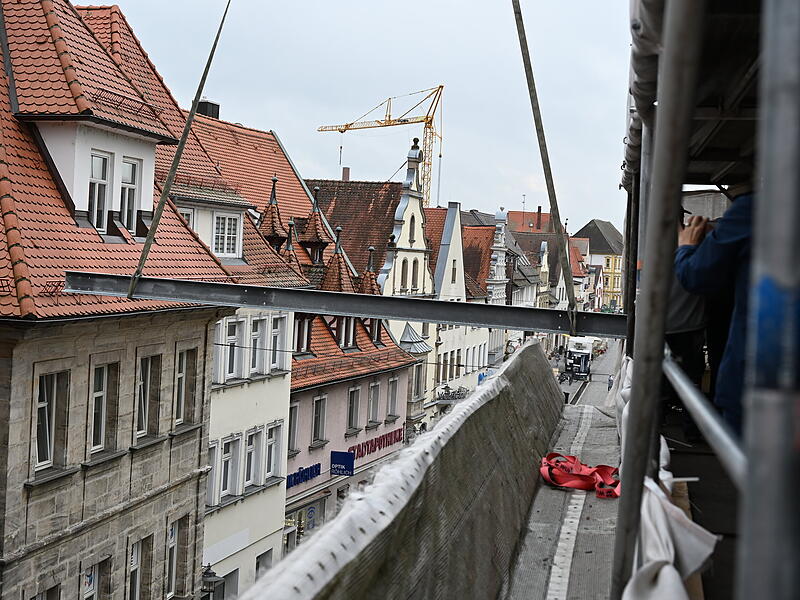 Am Dienstag wurden an der Forchheimer Rathausbaustelle die H&auml;ngewerke in den Dachstuhl eingebaut.